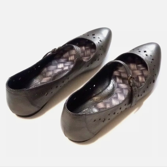 Born, Mary Jane, Paloma, Pewter Metallic Comfort Flat, US 8 EU 39, Like New - Picture 4 of 6